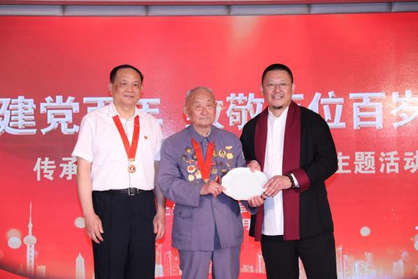 在96岁的曹鹏的指挥下，他们大声合唱《没有共产党就没有新中国》