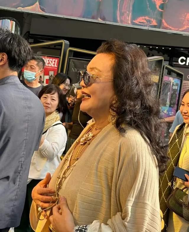 张兰幽默澄清自己与田益宾的关系，并在线教黑粉们如何黑自己