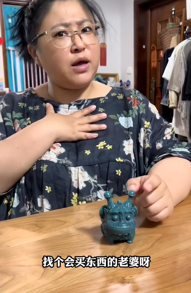 铁兜和胡老师：靠“谎报”价格吸粉500万，真实身份曝光不简单？