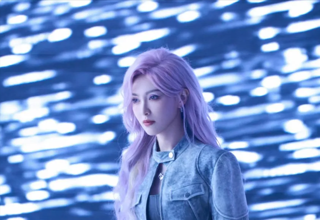 41岁唐嫣换发型像换了个人，穿短外套又美又飒，差点认不出