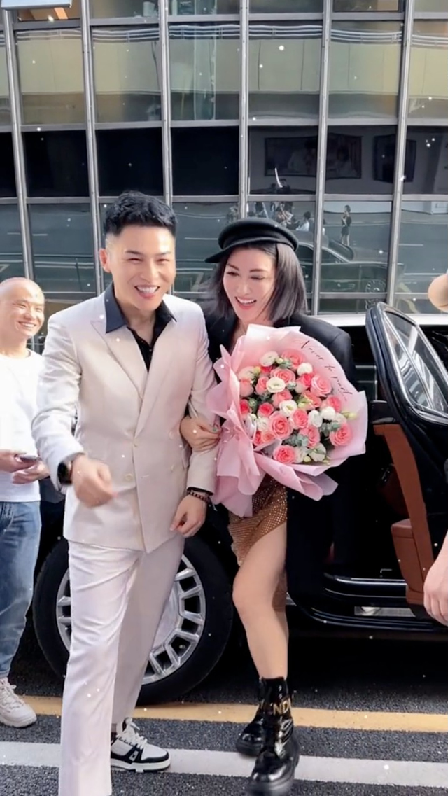 38岁香港知名女星为男网红夹菜擦嘴引热议，网友：为钱没有底线吗