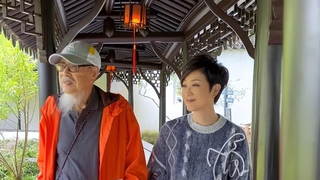 陈法蓉陪88岁父亲回江苏老家，陈父精神足，女儿57岁未婚育成遗憾