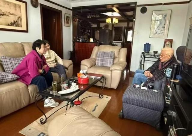 头发花白，衣服全是洞，88岁烟不离手的焦晃，早已走上另一条大道