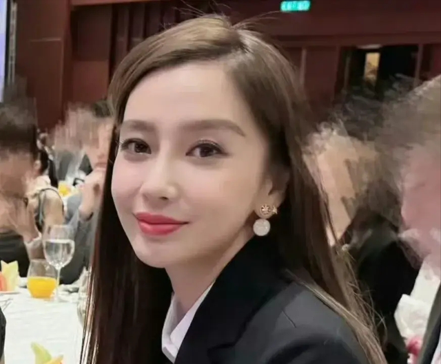 35岁杨颖最新近况曝光，出席港圈活动惹争议！全程笑容相迎显谦卑