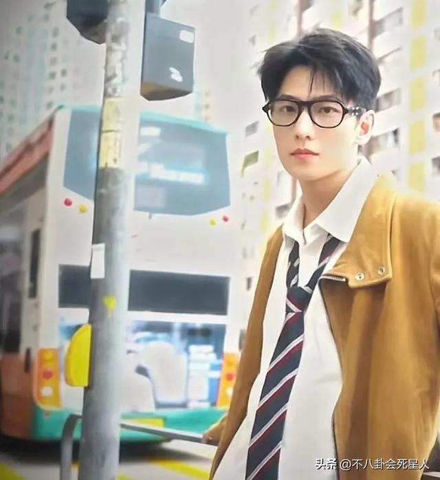 33岁杨洋晒照庆生，从众星捧月到无人问津，体现娱乐圈人情冷暖