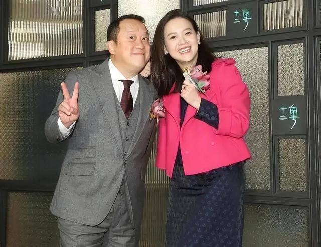 曾志伟春节到加拿大探亲，陪次女曾咏仪全家过年!外孙女已经24岁