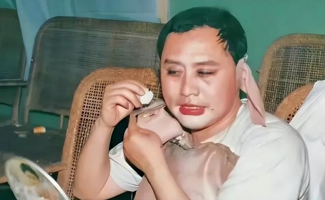 “猪八戒”已经79岁了，妻子比嫦娥还美，如今儿子也事业有成