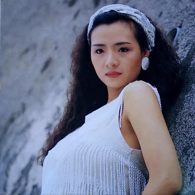 58岁叶子楣请明星朋友吃大餐，穿着青花瓷裙子，整个人瘦到显病态