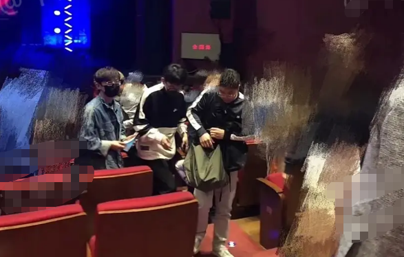 何炅曾为费启鸣开公司？两家公司注册地址相同，多次同框被拍