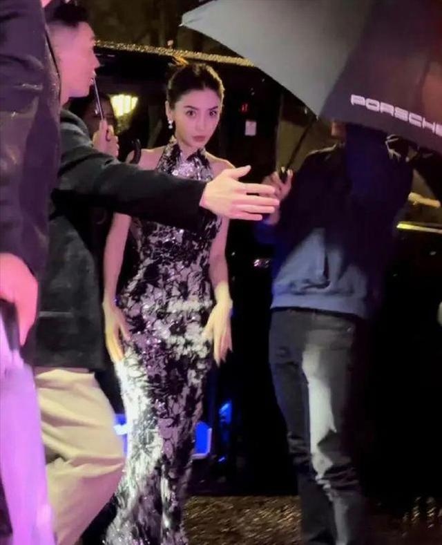 35岁杨颖最新近况曝光，出席港圈活动惹争议！全程笑容相迎显谦卑