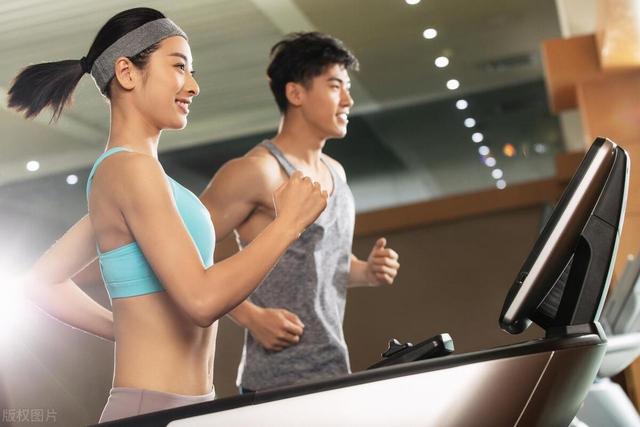 广东，男发现妻出轨健身教练，果断离婚，妻净身出户，放弃800万