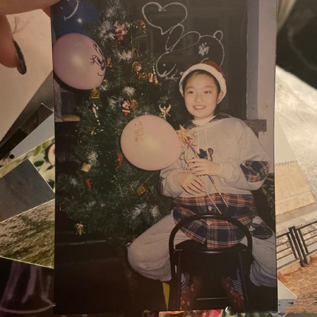 周扬青罕晒儿时与爸妈合影，直面整容争议：从小到大长得毫无关联