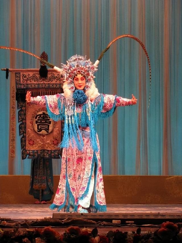 京剧名家熊明霞:3副护腿让妈妈泪目,她的姐弟婚姻幸福吗?