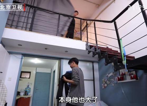 姐弟蜗居25㎡，17岁弟弟躺下面，姐姐不找男朋友，自称很满足