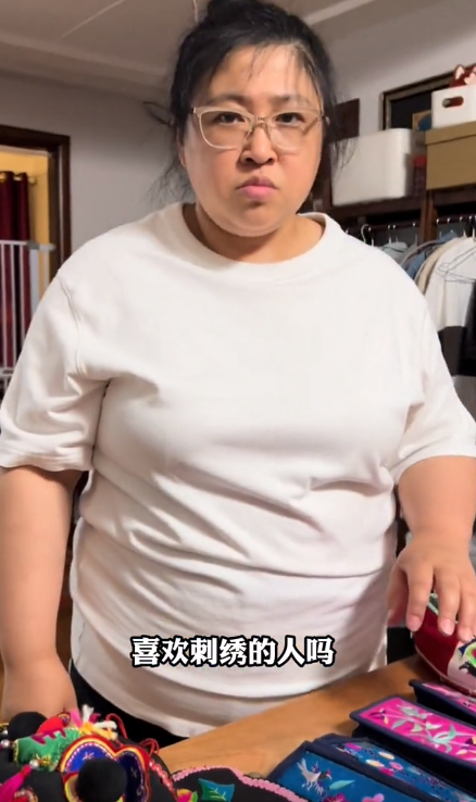 铁兜和胡老师：靠“谎报”价格吸粉500万，真实身份曝光不简单？