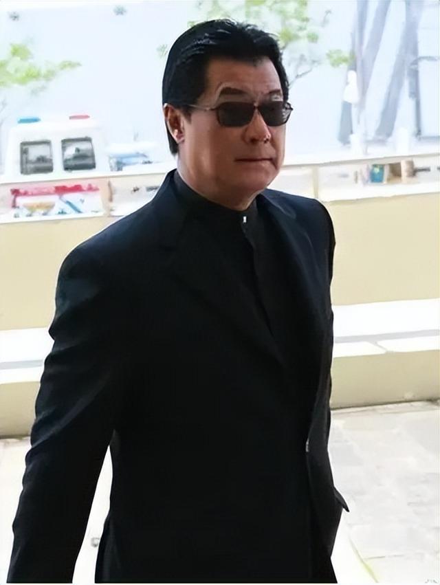 邓光荣：与霍英东平起平坐，和向华强硬刚，却在王家卫身上栽跟头