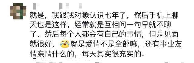 “你说（嚼嚼嚼），学校门口的（嚼嚼嚼）鸡公煲（嚼嚼嚼），咋这么好吃呢”