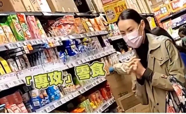 梁洛施罕见和妈妈同框,梁妈妈状态年轻,颜值气质不输女儿