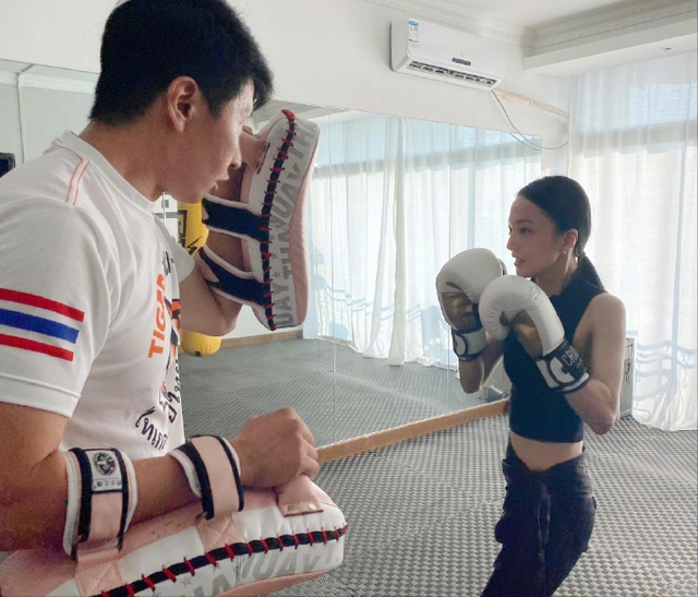 78斤张韶涵与胡彦斌同屏，和他的侧身一样宽，双腿细到并不拢