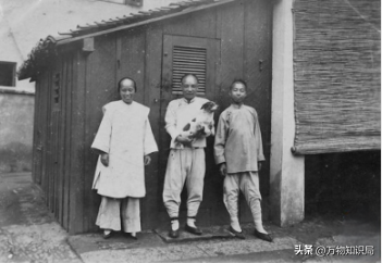 晚清老照片：男男女女挤在一起打麻将，囚徒感觉丢脸躲避镜头