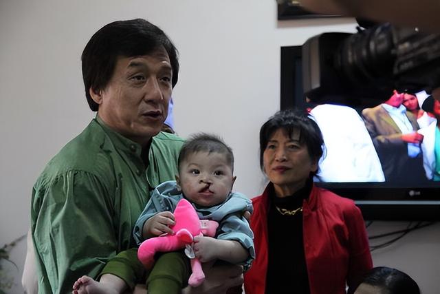 破防了！成龙近照断崖式衰老，头发花白老态龙钟，网友：接受不了