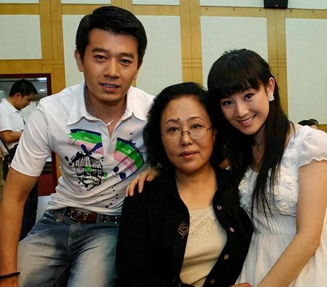 74岁斯琴高娃近况：瑞士老公已去世，她垂垂老矣，与儿子冰释前嫌