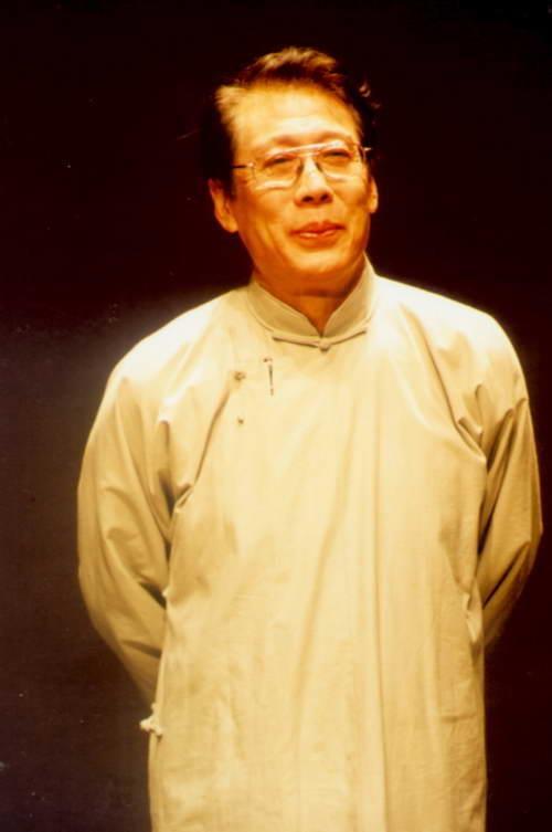 头发花白，衣服全是洞，88岁烟不离手的焦晃，早已走上另一条大道