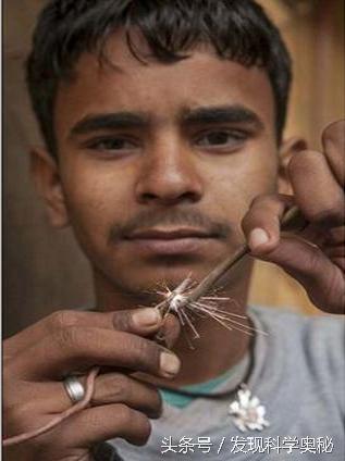 印度十六岁少年有神奇的本事,不怕接触高压电
