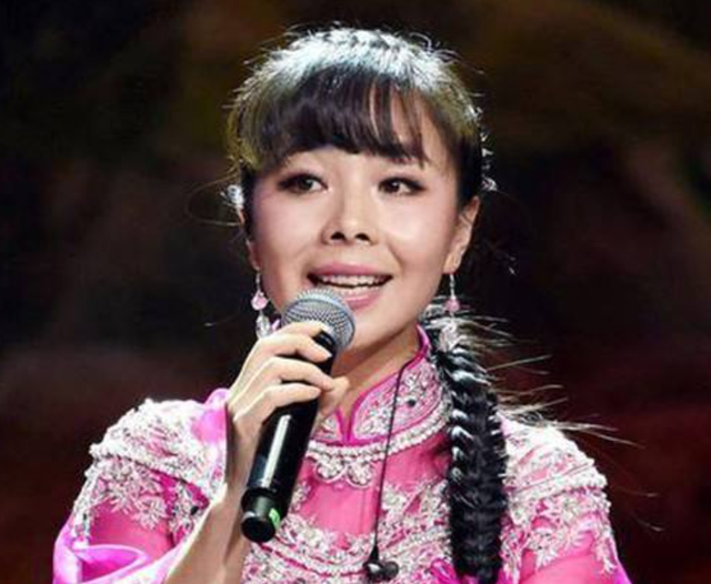 “草根歌手”王二妮和李飞结婚9年，她初心不改，他却像换了个人