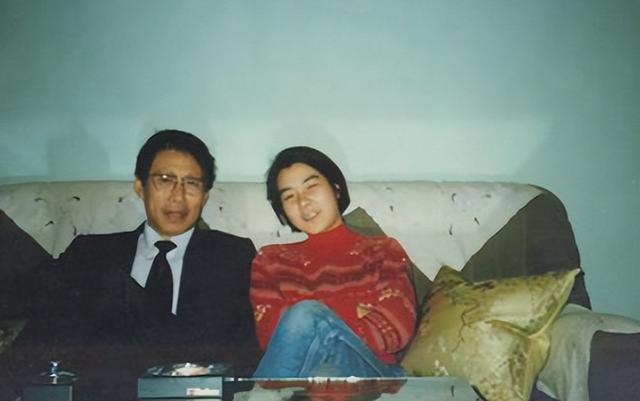 头发花白，衣服全是洞，88岁烟不离手的焦晃，早已走上另一条大道