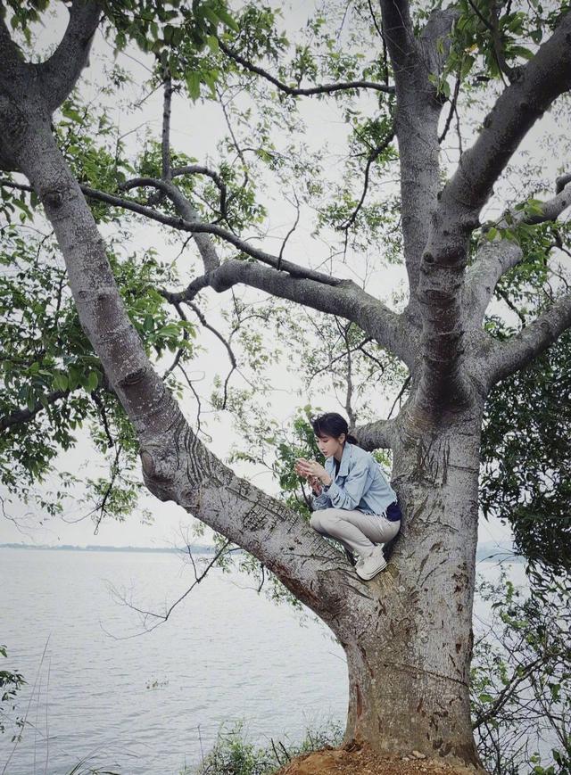 33岁毛晓彤晒杀青照，头发凌乱满身是泥，紧身裤显长腿上下一般粗