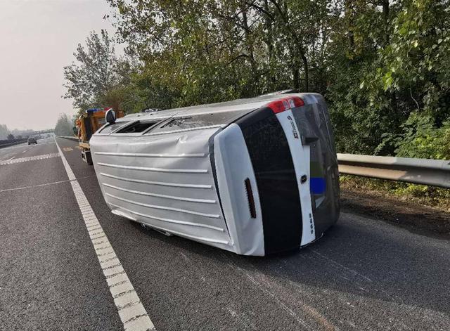 （视频）51岁新手女司机上路猛打方向，高速上侧翻