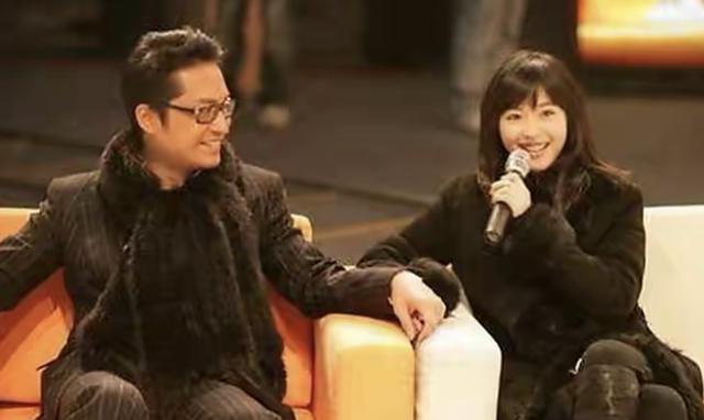 60岁马景涛来内地捞金，弯腰感谢网红显谦卑，美女相伴喝到脸通红