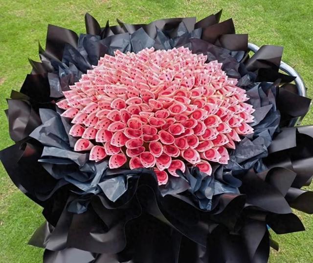 帮顾客做万元现金花束送女友,临沂一花店老板却被卷入洗钱案