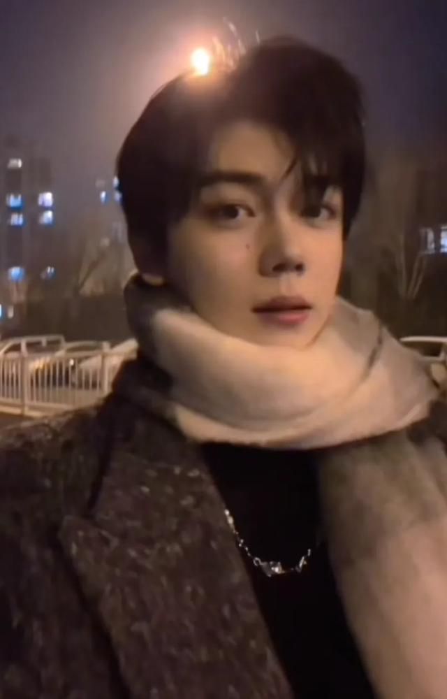 36岁韦雪交往22岁男友，表演系学生高大帅气，仅比其女儿大6岁