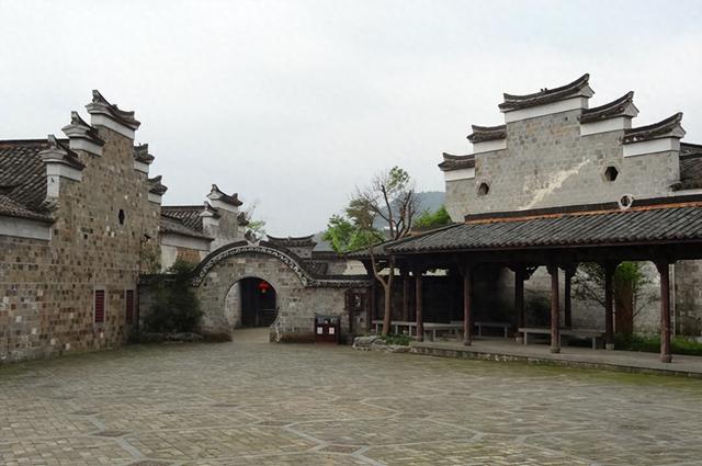 《令狐冲与恒山派在廿八都：命运的转折与江湖的变局》