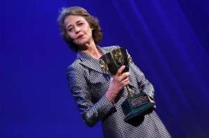 乔琪姑娘(71岁夏洛特·兰普林，穿着逛街的行头拎走了威尼斯最佳女主角)