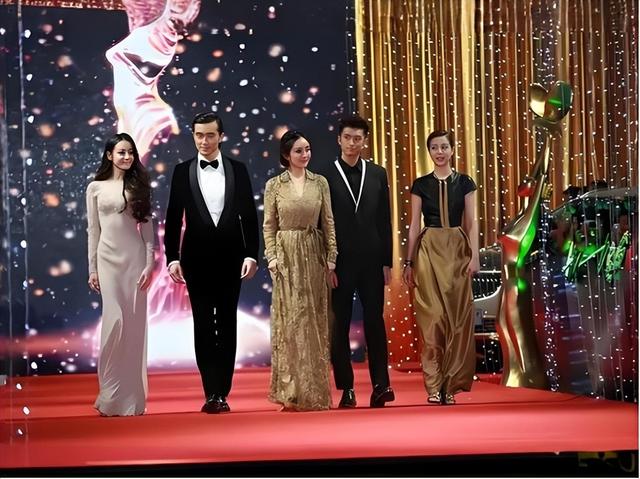 53岁杨钰莹现状：住深圳豪宅，穿碎花裙皮肤光滑，在自家楼顶种菜