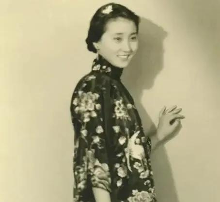 她普通无名，为国家生一栋梁，章显了“母凭子贵”，被历史铭记