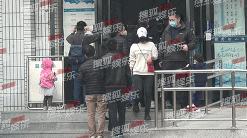 朱一龙被拍与年轻女性关系密切，工作人员曾爆料其已有老婆