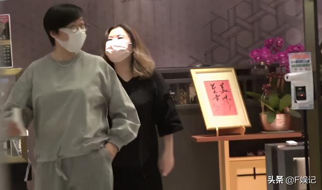 变胖也没所谓！与邓萃雯一吻泯恩仇的商天娥与老公恩爱牵手逛街