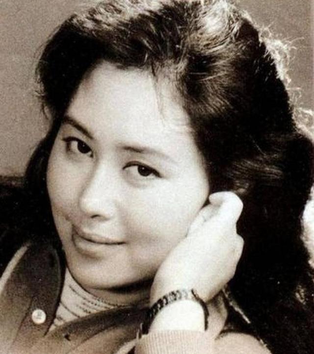 74岁斯琴高娃近况：瑞士老公已去世，她垂垂老矣，与儿子冰释前嫌