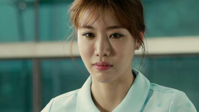 《热线女孩》：女人白天清纯护士，晚上化身热线女孩