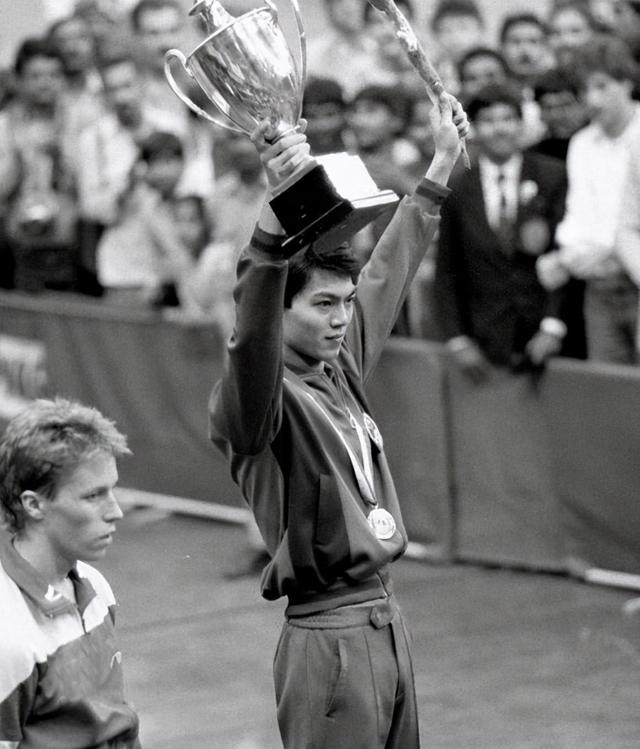 25岁退役的广东乒乓男神,妻子是百花影后,一家四口都颜值超高