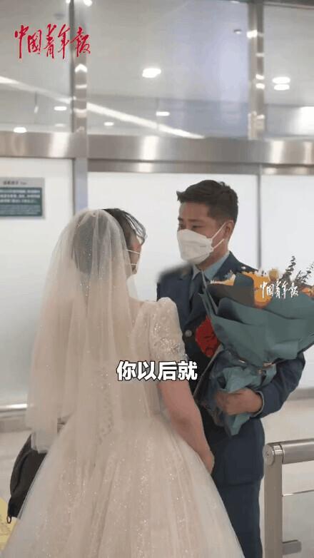 从玩泥巴到穿婚纱的爱情!网友:原来看别人幸福也能感动到哭