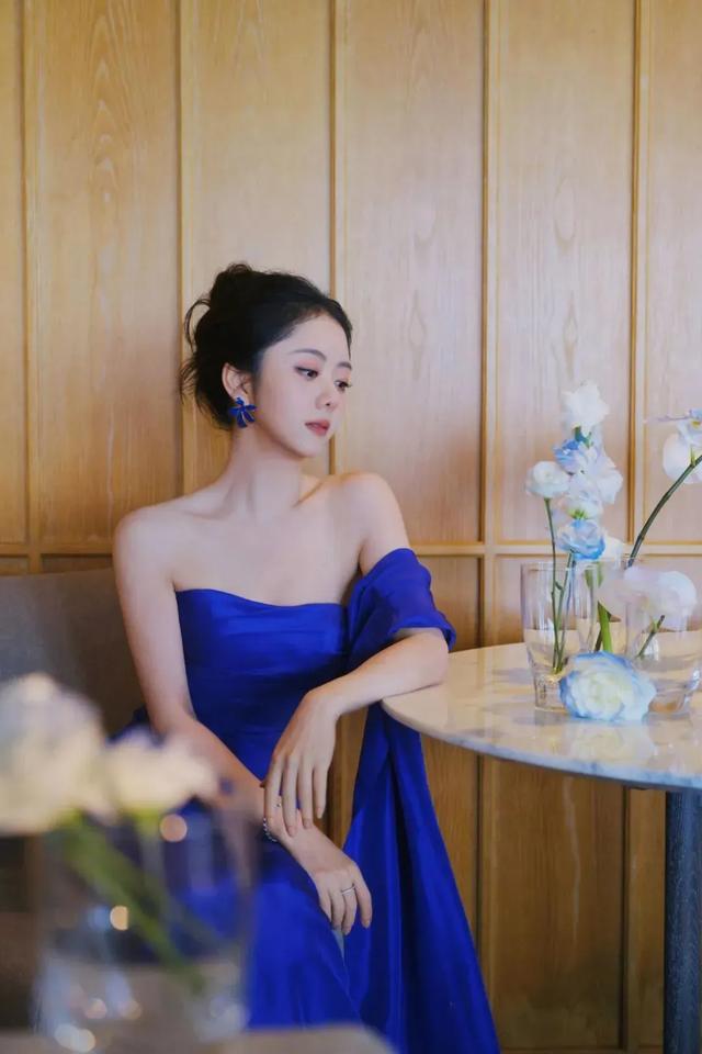 谭松韵丨这套蓝色抹胸裙穿搭好美，美腿小脚丫～