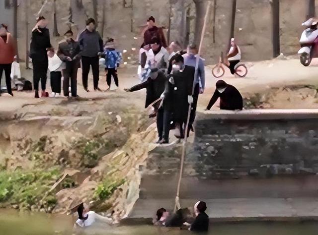 22年河南小伙跳河救人，体力耗尽留遗言，被救女子不放手让一起走