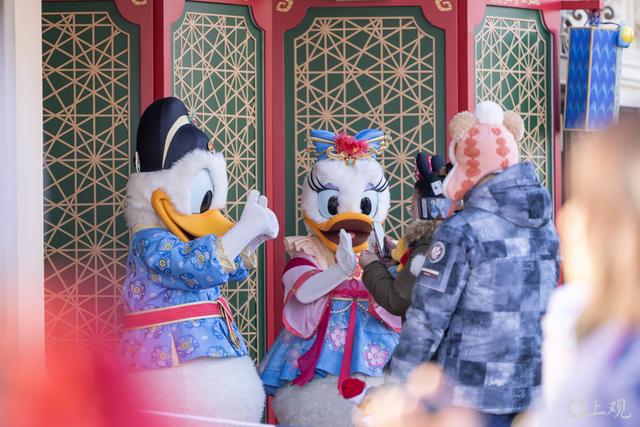 祥蛇贺新春，米奇米妮身着中式新年装迎客