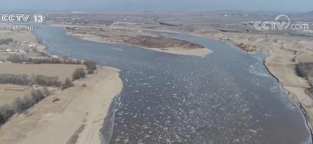 黄河宁夏段出现流凌景观 白色流凌密集“绽放”绵延51公里