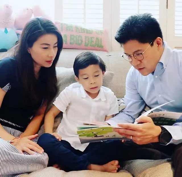 霍启刚与郭晶晶庆结婚八周年，海边烛光晚餐好浪漫，自曝追妻细节